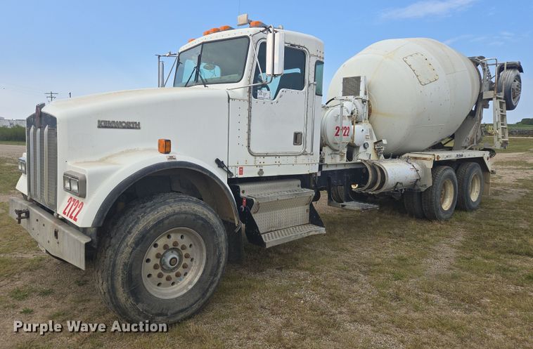 2002 Kenworth W900 ready mix truck - EB1026