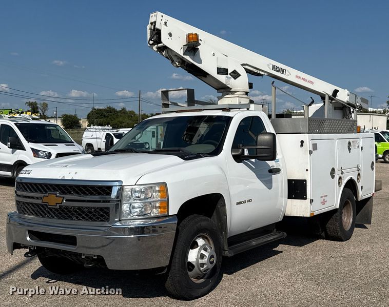 2013 Chevrolet Silverado 3500 HD bucket truck - ED5901