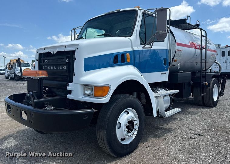 2004 Sterling Truck L7501 oil distributor truck - EG6075