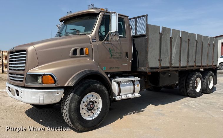 2000 Sterling Truck L9513 flatbed truck - EM2358