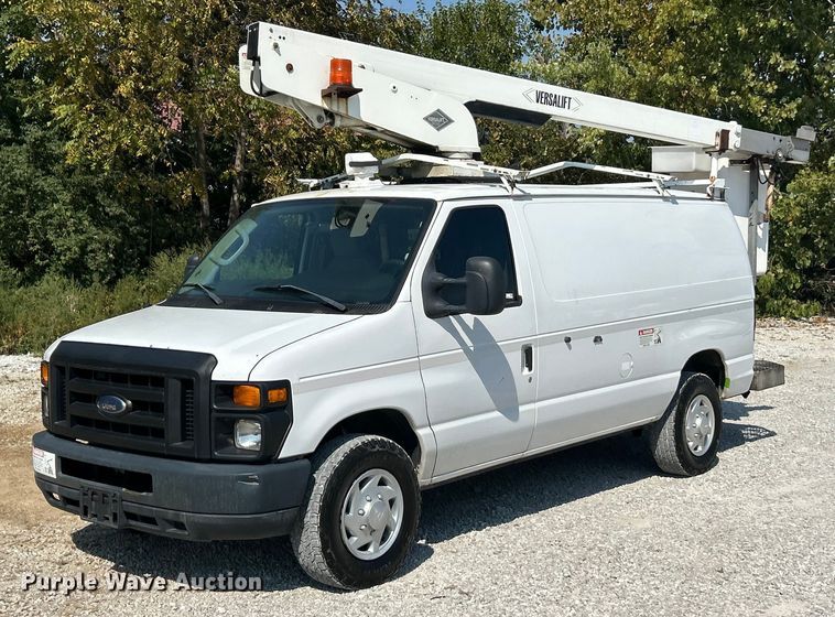 2010 Ford E350 Super Duty van with bucket lift - ET3187