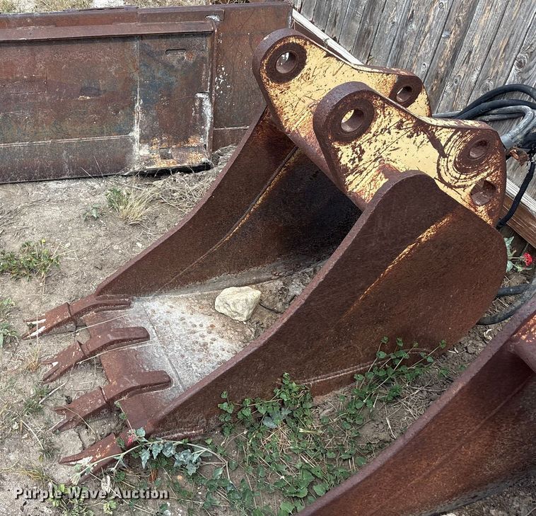 17" W excavator bucket - EU0086