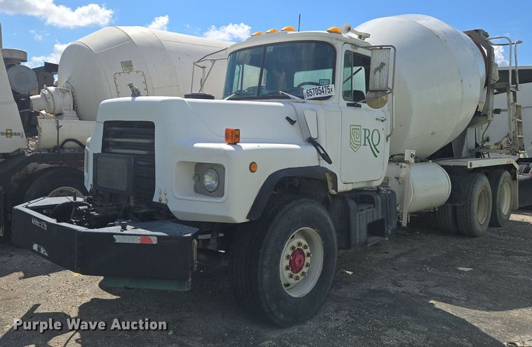 2004 Mack DM600 ready mix truck - YA1060