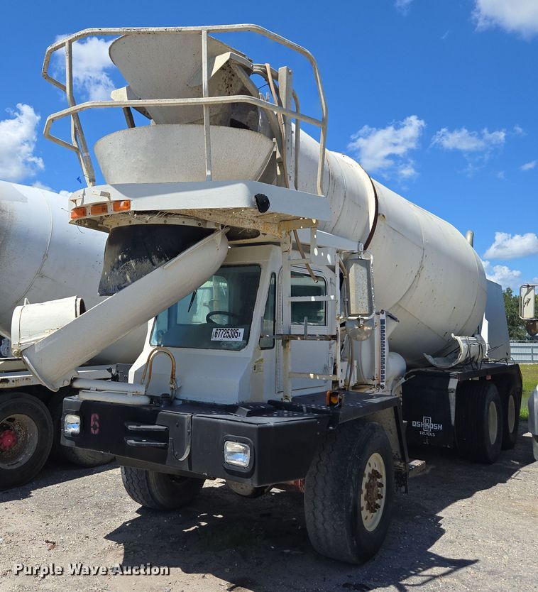 2001 Oshkosh S-Series ready mix truck - YA1062