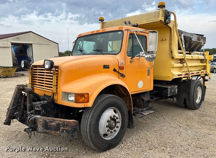 2000 International 4900 dump truck - DO2268