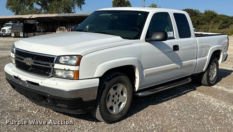 2007 Chevrolet Silverado Ext. Cab pickup truck - DT4965