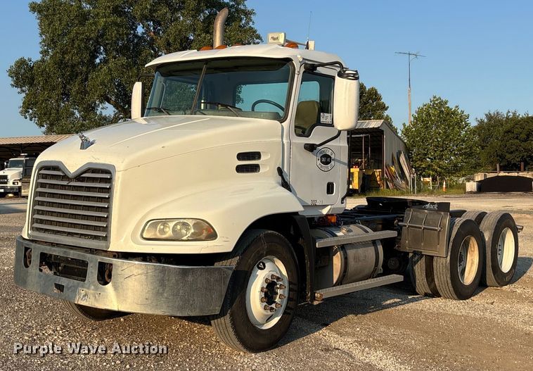 2007 Mack 600 semi truck - DT4966