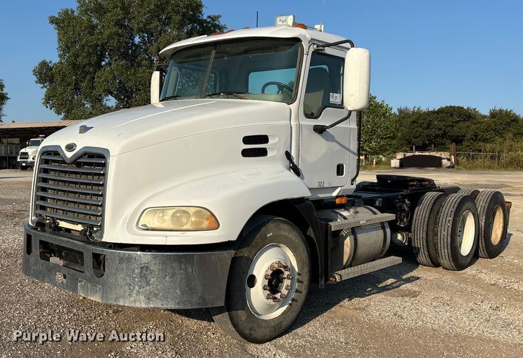 2007 Mack 600 semi truck - DT4968