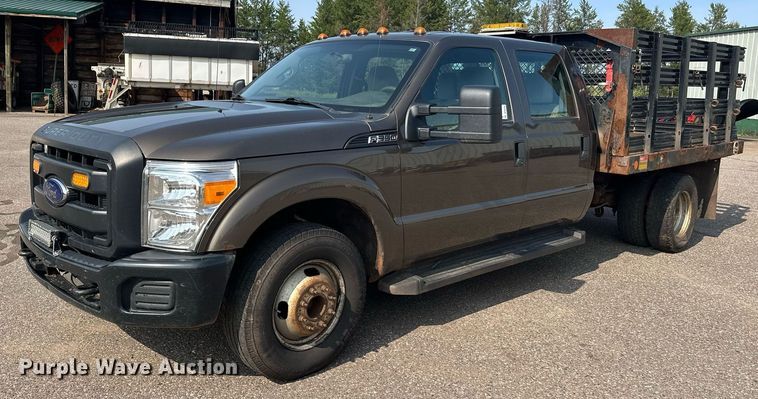 2015 Ford F350 Super Duty  Crew Cab flatbed pickup truck - DT6304