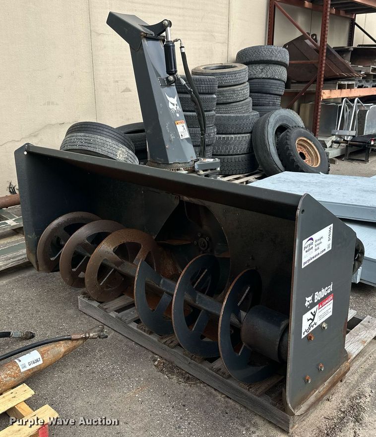 Bobcat SB240X 72 skid steer snow blower - DT6366