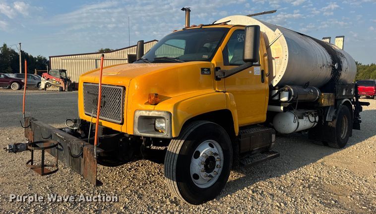 2004 Chevrolet C7500 oil distributor truck - DW6626