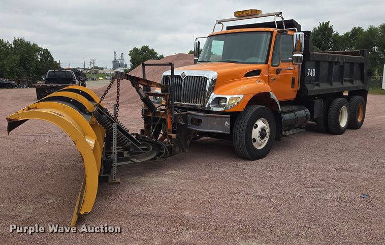 2005 International 7400 dump truck - DY1147