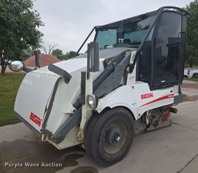 2016 Elgin Pelican NP street sweeper - DY1153