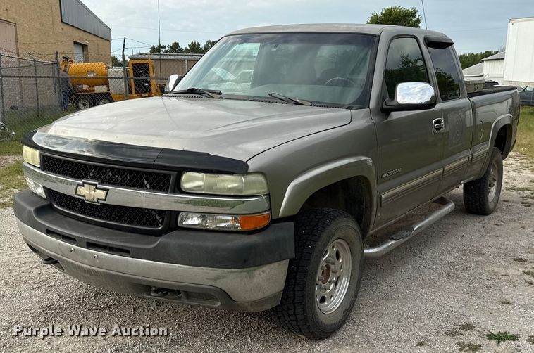2002 Chevrolet Silverado 2500HD Ext. Cab pickup truck - DY8126