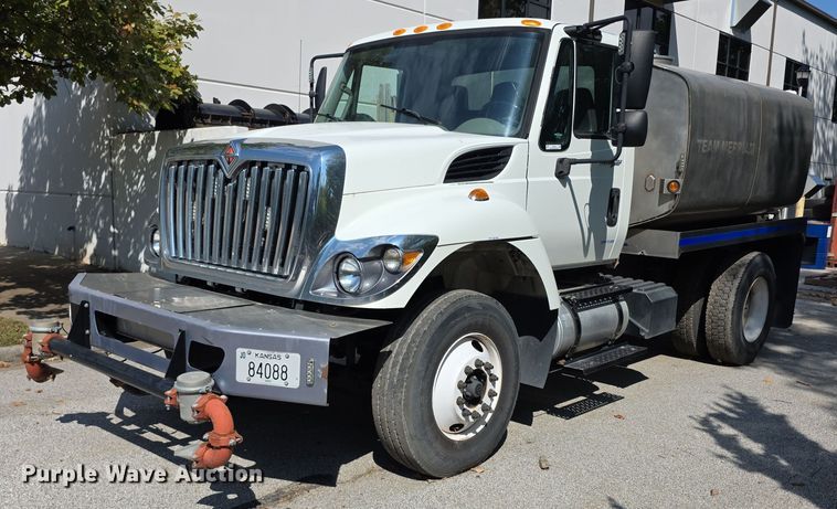 2014 International  7300 tank truck - DZ6294