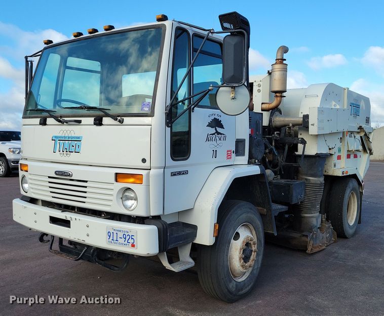 2002 Freightliner FC70 street sweeper truck - DZ6494