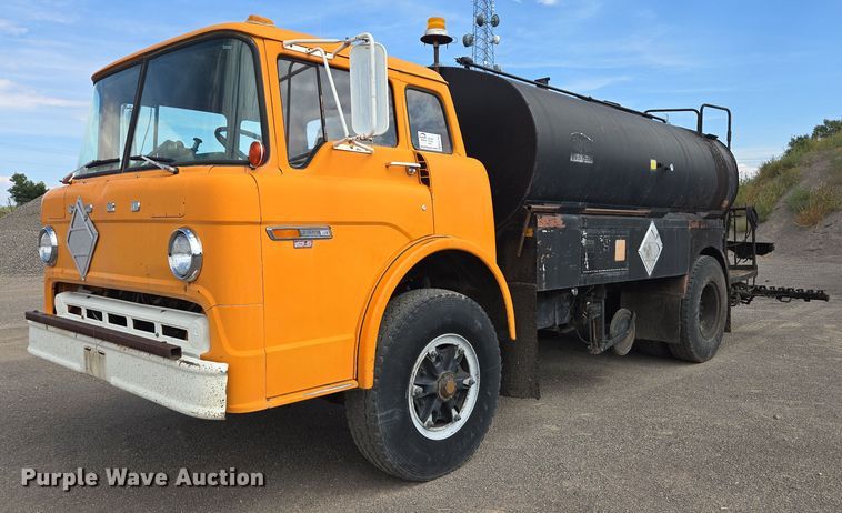 1981 Ford C800 oil distributor truck - EC1184