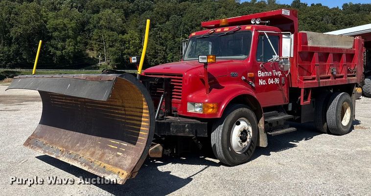 1999 International 4900 dump truck - EC4413