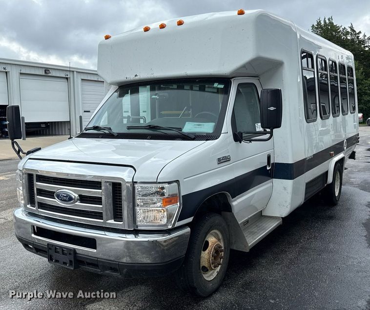 2017 Ford E450 shuttle bus - ED4406