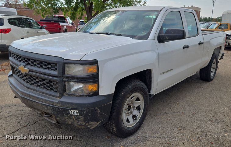 2015 Chevrolet Silverado 1500 Double Cab pickup truck - EU3712