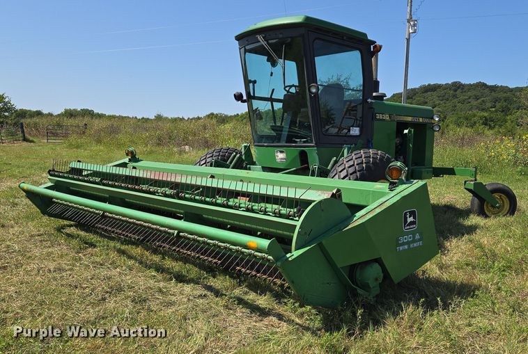 1986 John Deere 3830 swather / windrower - DU6871