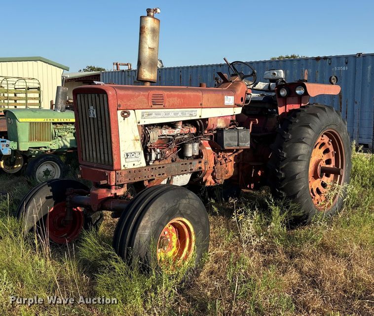 1967 International Harvester Farmall 706 tractor - EA7520