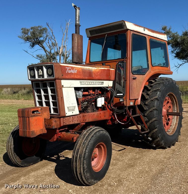 1973 International Farmall 1066 tractor - EM8175