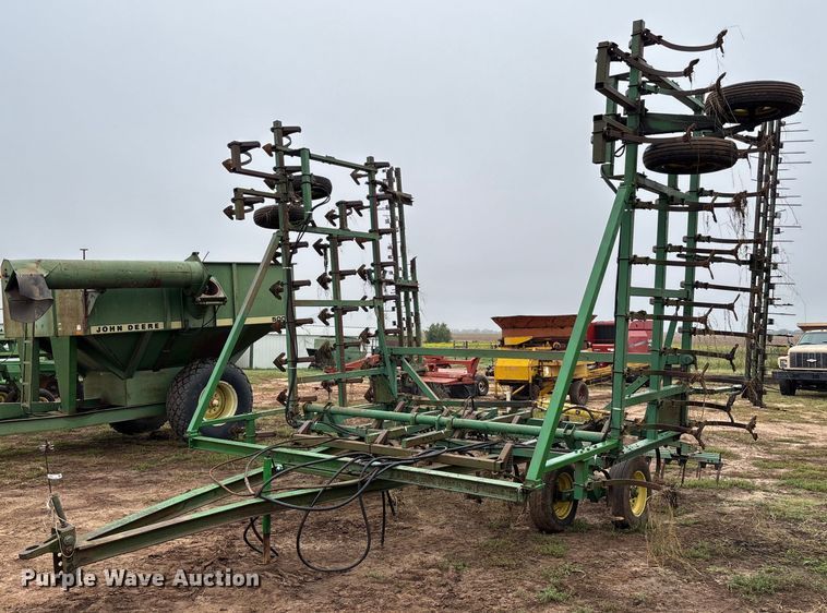 John Deere 1010 field cultivator - EM8187