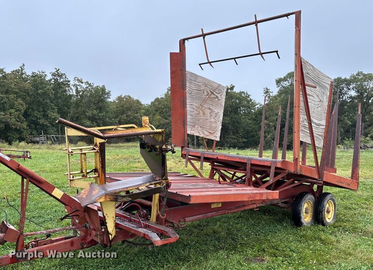 New Holland 1030 bale wagon - EN7025
