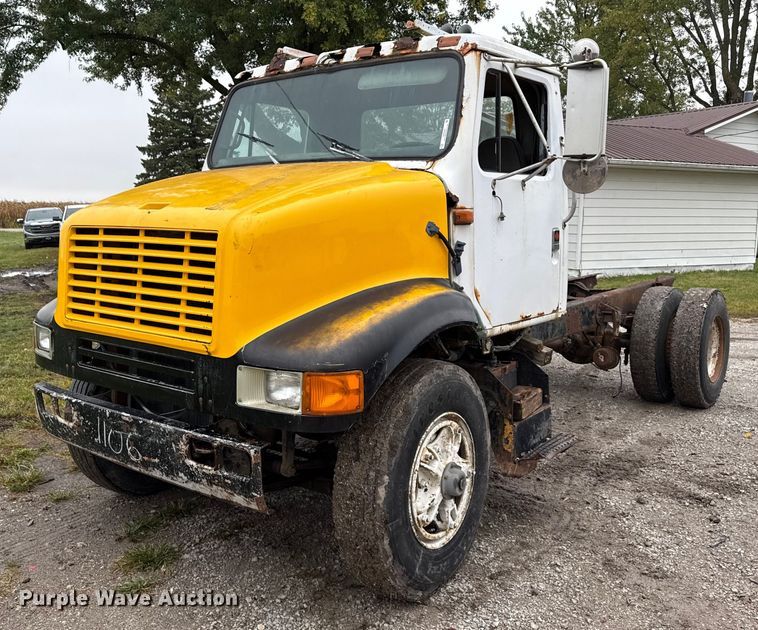 1990 International 8100 truck cab and chassis - EN7030