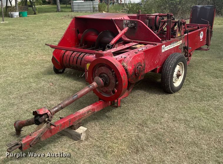 International 46 small square baler - ER2447