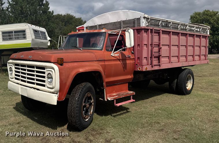 1974 Ford F700 grain truck - ER2449