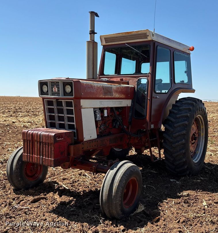 1975 International Harvester F1066 tractor - EU4622