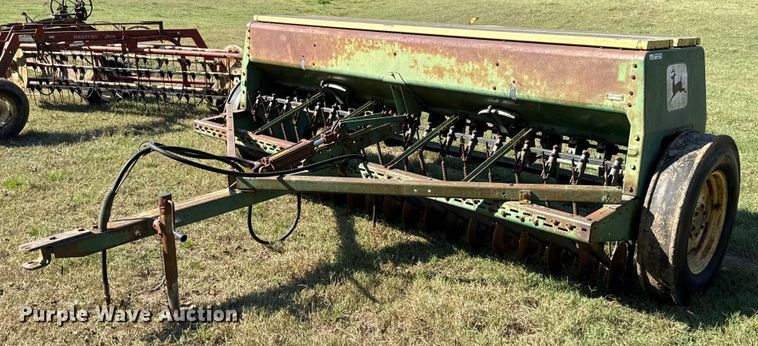 John Deere 8300 grain drill - GH9347