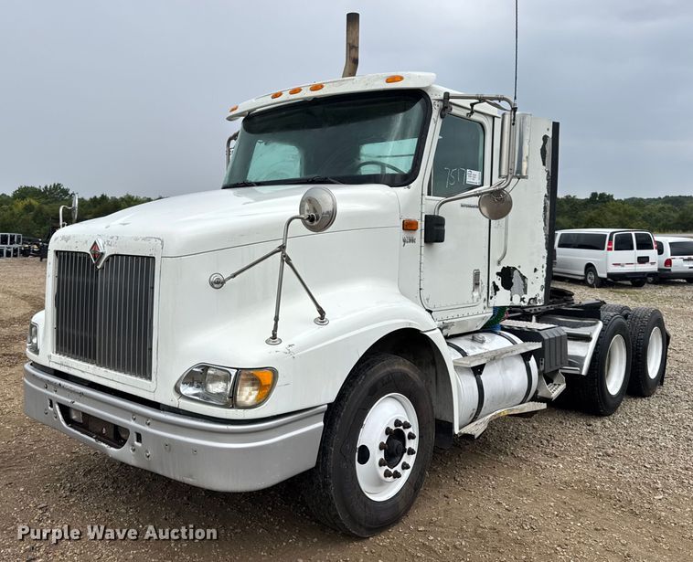 2003 International 9200i semi truck - DO2218