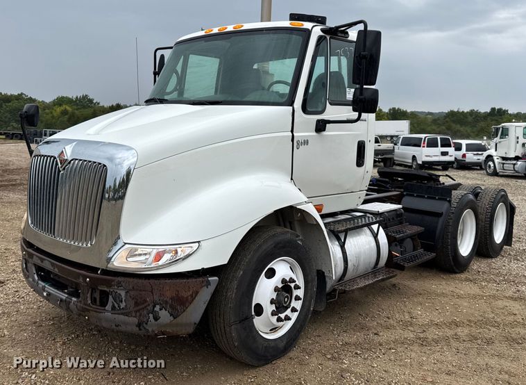 2007 International 8600 semi truck - DO2219