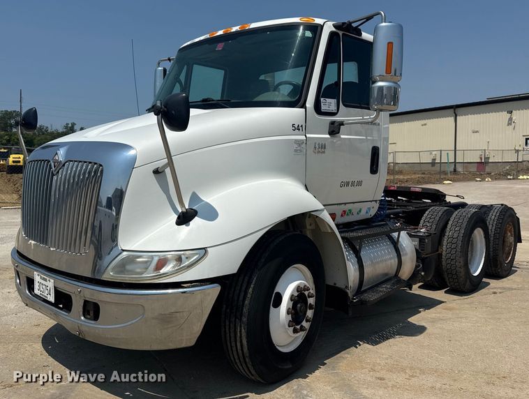 2006 International 8600 semi truck - DS3872