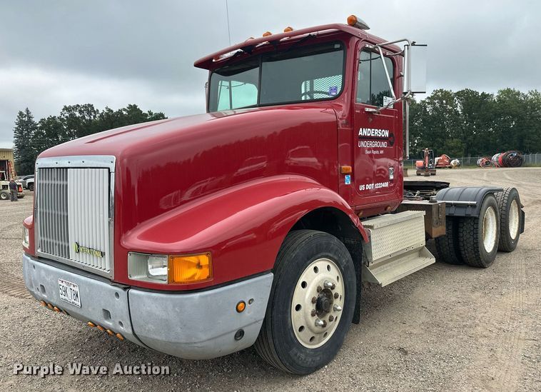 1992 International 9400 semi truck - DT6342