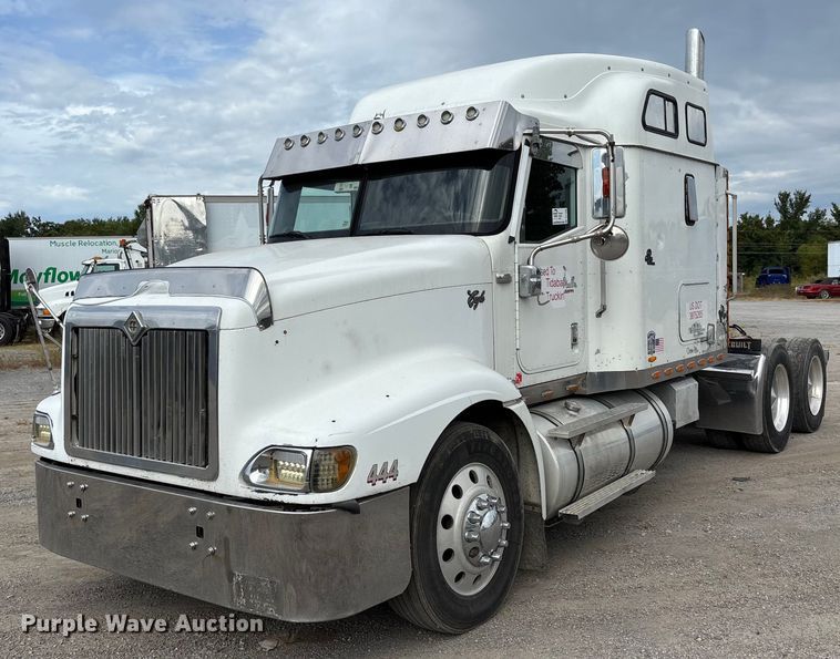 2000 International 9400i semi truck - DU1290