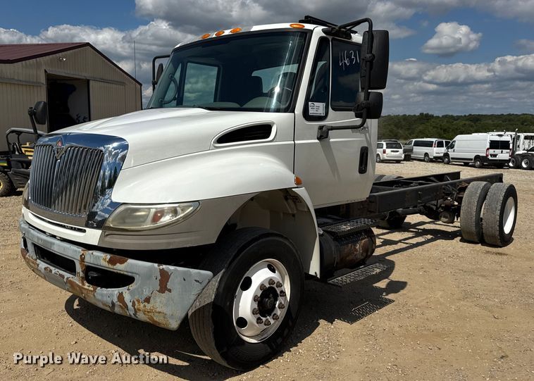 2010 International 4300 truck cab and chassis - DW6535