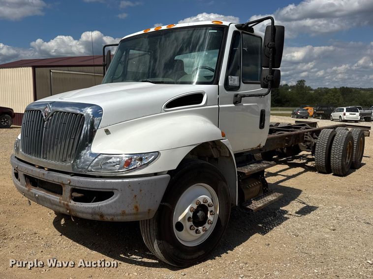 2010 International 4400 truck cab and chassis - DW6536