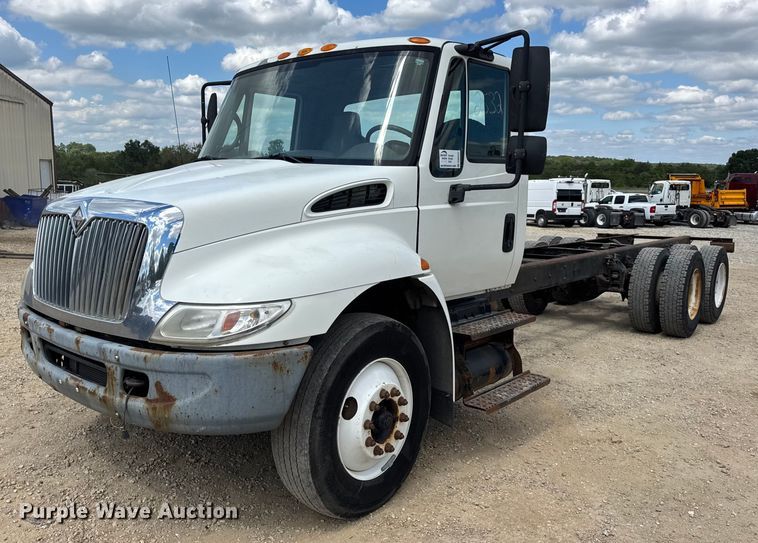 2004 International 4400 truck cab and chassis - DW6537