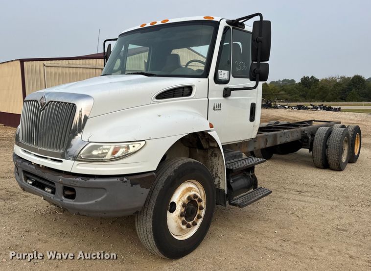 2006 International 4400 truck cab and chassis - DW6542