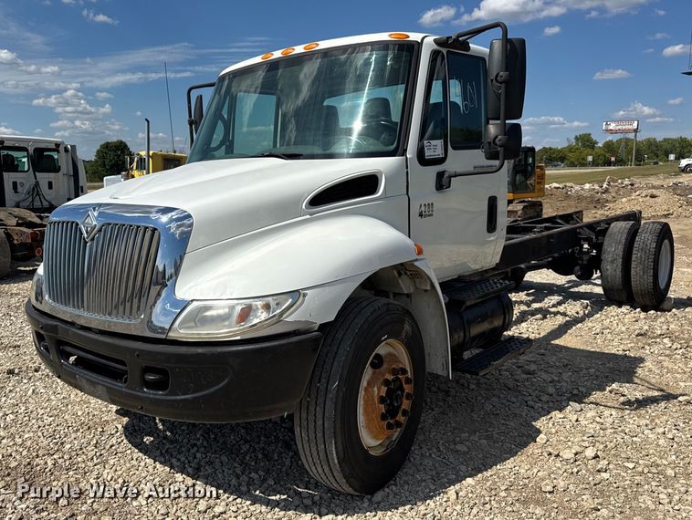 2007 International 4300 truck cab and chassis - DW6576
