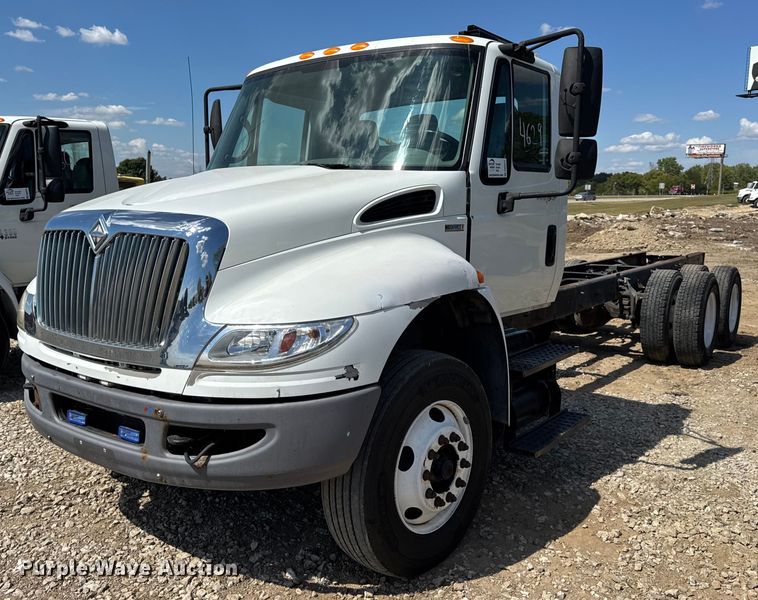 2010 International 4400 truck cab and chassis - DW6577