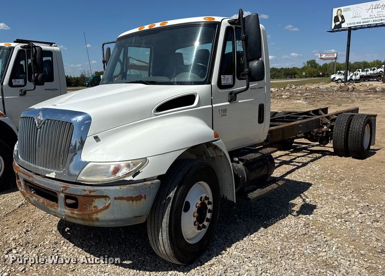 2006 International 4300 truck cab and chassis - DW6578