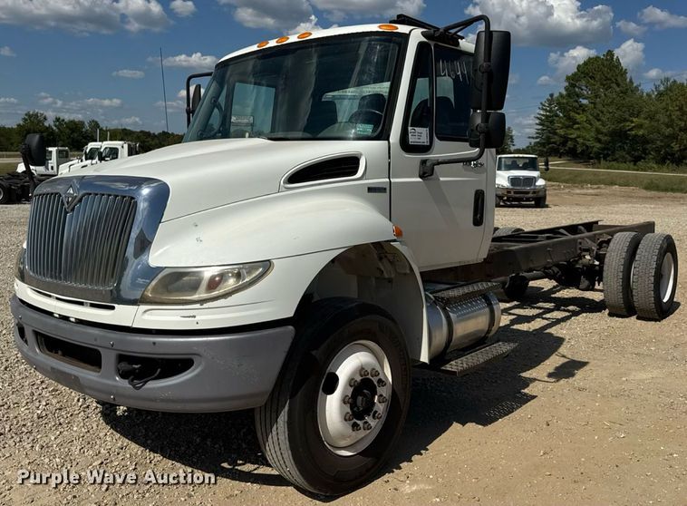 2010 International 4300 truck cab and chassis - DW6579
