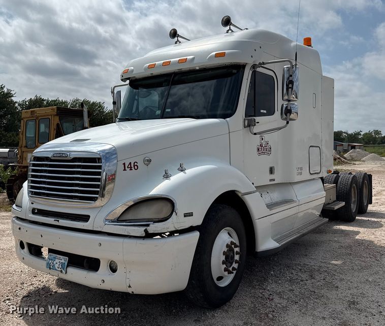 2005 Freightliner Columbia semi truck - DZ8978