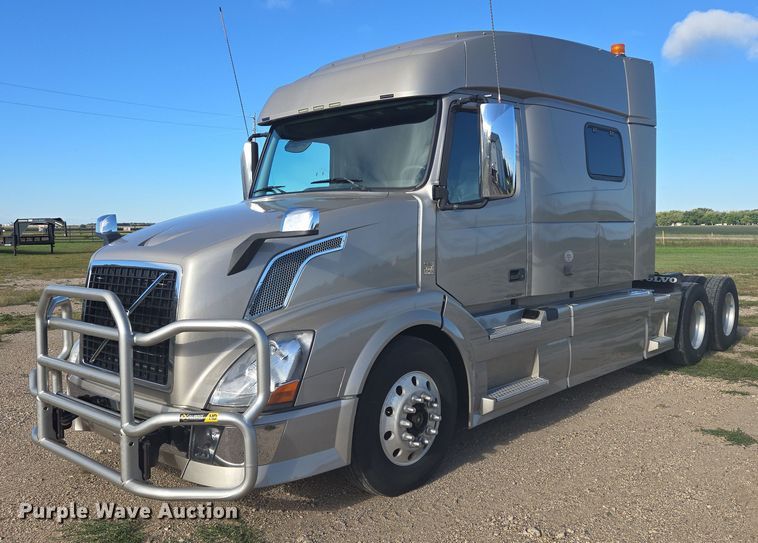 2014 Volvo VNL semi truck - EB1032