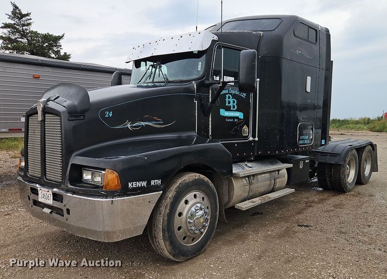 1996 Kenworth T600 semi truck - EB8318